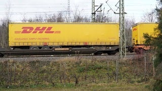 Ein DHL-Zug transportiert Post-Sendungen. Die Beschwerden sind auf einem neuen Allzeithoch.
