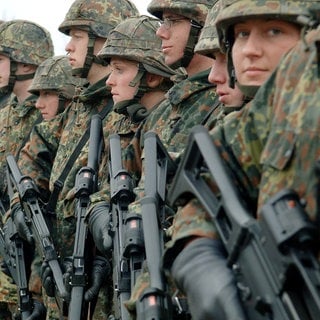 Zum SWR3 Gast-Posting der Woche von Quentin Gärtner: Rekruten der Bundeswehr gehen mit ihren Gewehren vom Typ G 36 anlässlich einer Übung auf einem Truppenübungsplatz in Ahlen in Formation.