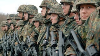 Zum SWR3 Gast-Posting der Woche von Quentin Gärtner: Rekruten der Bundeswehr gehen mit ihren Gewehren vom Typ G 36 anlässlich einer Übung auf einem Truppenübungsplatz in Ahlen in Formation.