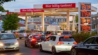 Symbolbild: Autos stehen vor einer Tankstelle in Bonn Schlange. Dank eines Preisfehlers konnten in Straubenhardt im Enzkreis kürzlich viele Autofahrer günstig tanken. Ist der Preis verbindlich? Und was, wenn sich die Preise an Zapfsäule und Anzeigetafel unterscheiden?