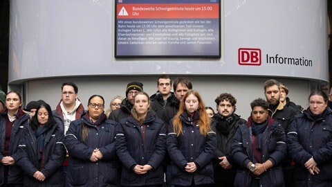 In ganz Deutschland haben Bahn-Mitarbeiter in einer Schweigeminute dem Zugbegleiter Serkan Çalar aus Ludwigshafen gedacht.
