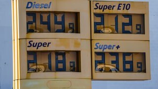 An einer Tankstelle sind die Preise für verschiedene Kraftstoffe angezeigt. Jetzt soll der Preis für Sprit sinken – wird deshalb das Benzin knapp?