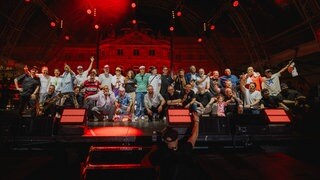 Gruppenbild von Massive Töne, Jan Delay, Max Herre, Clueso und vielen weitern beim legendären Hip-Hop-Konzert in Stuttgart „0711 Family Jam“ auf dem Schlossplatz.