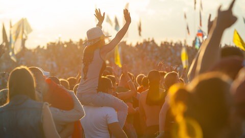 Menschen feiern bei Hitze auf einem Festival wie dem Kessel oder Würth Festival.