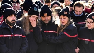 Feuerwehrleute zeigen ihre Trauer nach einer Sonntagsmesse in Crans-Montana. Sie war den Opfern des Brandes in der Bar „Le Constellation“ gewidmet.