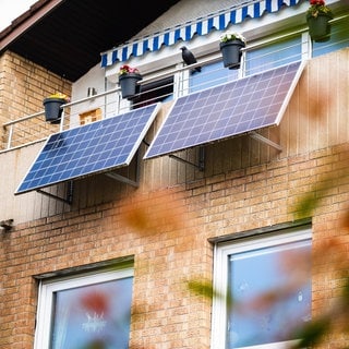 Zwei Solarmodule an einem Balkon. Stiftung Warentest hat Balkonkraftwerk getestet.
