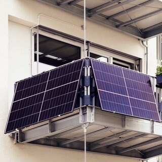 Ein Balkonkraftwerk, an einem Balkon befestigt. Stiftung Warentest hat sich mit den Solarmodulen für zu Hause beschäftigt.