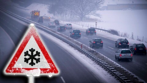 Autos auf einer Straße im Winter. Warnschild mit Schneeflocke. Symbolbild für Faktencheck zum Rekordwinter.