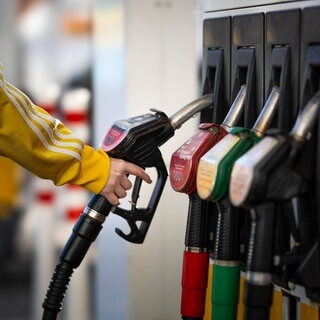 Eine Frau greift zum Zapfhahn einer Zapfsäule bei einer Tankstelle. Seit Beginn des Krieges von Israel und den USA gegen Iran schnellen die Spritpreise in Deutschland in die Höhe. Super-Benzin und Diesel sind so teuer wie lange nicht mehr.