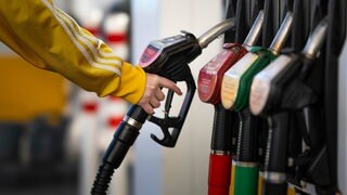 Eine Frau greift zum Zapfhahn einer Zapfsäule bei einer Tankstelle. Seit Beginn des Krieges von Israel und den USA gegen Iran schnellen die Spritpreise in Deutschland in die Höhe. Super-Benzin und Diesel sind so teuer wie lange nicht mehr.