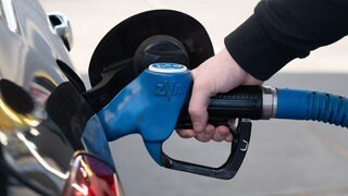 Ein Auto wird mit betankt – Tipps um Sprit zu sparen.
