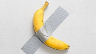 Das Kunstwerk „Comedian“ von Maurizio Cattelan. Die mit Klebeband an die Wand geklebte Banane wurde aus dem Museum Centre Pompidou in Metz gestohlen.