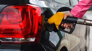 Eine Frau tankt ihr Auto. Seit dem 1. April ist das neue Spritpreispaket der Bundesregierung da. Die neuen Tankregeln besagen: Ab sofort dürfen Tankstellen nur noch einmal am Tag die Preise für Sprit, also Bezin, Diesel und E10, erhöhen – nämlich um 12 Uhr mittags. Die beste Zeit zum Tanken verschiebt sich für uns dadurch.