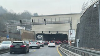 Autos im neuen Lärmschutztunnel der A8 bei Pforzheim.
