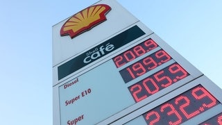 Wie hoch geht der Spritpreis wegen des Krieges im Iran? Eine Shell-Tankstelle in Siegen zeigt Spitzenpreise an.