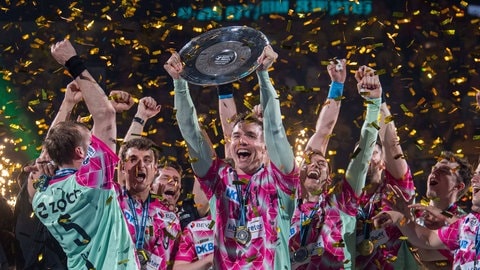 Die Handballer der Füchse Berlin feiern die Deutsche Meisterschaft 202425 mit der Meisterschale. Im November war die Schale verschwunden. Jetzt ist sie wieder aufgetaucht.