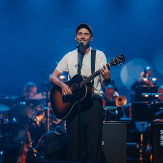 Clueso spielt beim SWR3 New Pop Festival ein Konzert mit der SWR Big Band und spricht über seinen Opa.