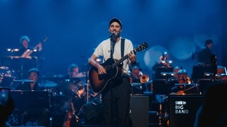 Clueso spielt beim SWR3 New Pop Festival ein Konzert mit der SWR Big Band und spricht über seinen Opa.