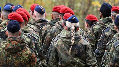 Soldaten der Bundeswehr, Rekruten der Logistikbataillone aus Burg in Sachsen-Anhalt und aus Beelitz, legen ihr feierliches Gelöbnis im Stadtpark ab (Symbolbild)