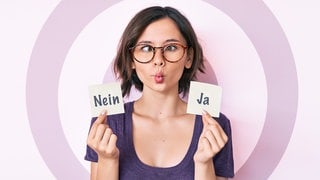 Frau zieht eine Grimasse, sie hält zwei Zettel in der Hand. Auf einem steht NEIN, auf einem JA. Nein sagen zu lernen, ist superwichtig!