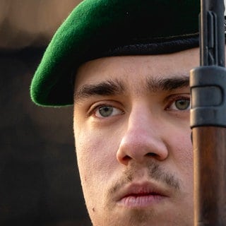 Wehrpflicht-Regel zum Auslandsaufenthalt: Hier sieht man eine Großaufnahme eines Soldaten des Wachbataillons der Bundeswehr.