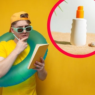 Ein Mann im Urlaub rechnet mit dem Rechner den Bedarf an Sonnencreme aus, die er im Urlaub benötigt.
