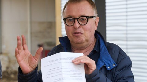 Landrat Jürgen Pföhler (CDU) besucht die Boeselager-Realschule. Die Schule wurde durch die Flutkatastrophe stark beschädigt. 