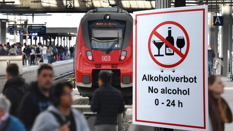 Die Deutsche Bahn will künftig an allen Bahnhöfen ein Alkoholverbot durchsetzen. Auf der Fotomontage sieht man einen Bansteig und ein Schild mit der Aufschrift Alkoholverbot.