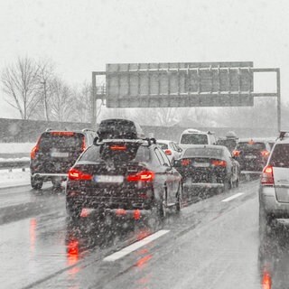 Auf der A8 gab es einen großen Stau im Winter. Diese Tipps helfen gegen Kälte bei Stau im Winter.