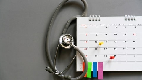 Ein Kalender mit Stetoskop steht symbolisch für die Frage: Darf ich während der Arbeit zum Arzt? 