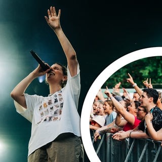 Sängerin Eva Briegel feiert mit den Fans, nachdem sie sie gebeten hat, einen Song beim Konzert ohne Handy zu spielen.