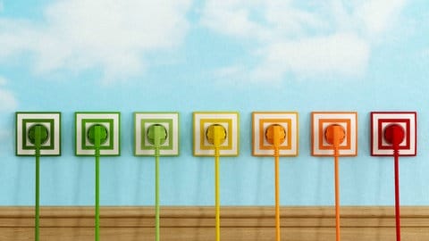 Bunte Steckdosen nach dem Wechsel des Stromanbieters, weil der Strompreis gestiegen ist