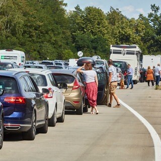 Autos stehen bei Hitze im Stau, auf der Rückreise aus dem Urlaub.