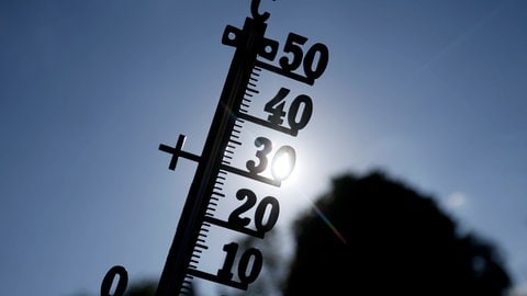 Ein Thermometer das warme Temparaturen anzeigt. Gerade ist Altweibersommer statt Herbstwetter angesagt.