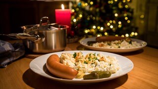 Kartoffelsalat mit Würstchen: Der Klassiker an Weihnachten. Der Kartoffelsalat-Index zeigt, wo es am teuersten ist.