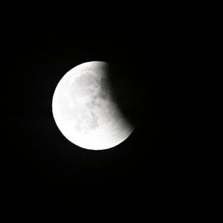 Eine Mondfinsternis ist am Himmel zu beobachten. Im August wird das Naturschauspiel wieder stattfinden.