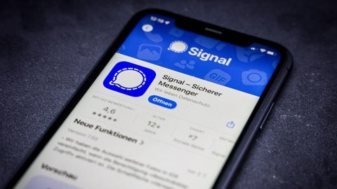 Signal ist eine beliebte Alternative als Messenger für Whatsapp – und gilt als sicher. Zuletzt warnte der Verfassungsschutz allerdings vor Phishing-Attacken über Signal. Was du tun kannst! Hier sieht man die Download-Seite der Signal-App. Sie ist auf einem Smartphone geöffnet. 