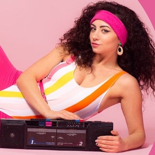 Frau im 80er-Aerobic-Anzug ist bereit für die SWR3 Party