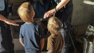 Polizeifoto: Die beiden Kinder, die in Portugal in einem Wald ausgesetzt wurden.