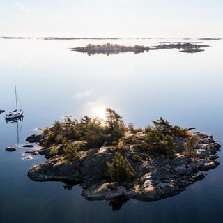 Der Stockholmer Schärengarten Archipelago. In Schweden kann man gerade mehrere private Inseln gewinnen.